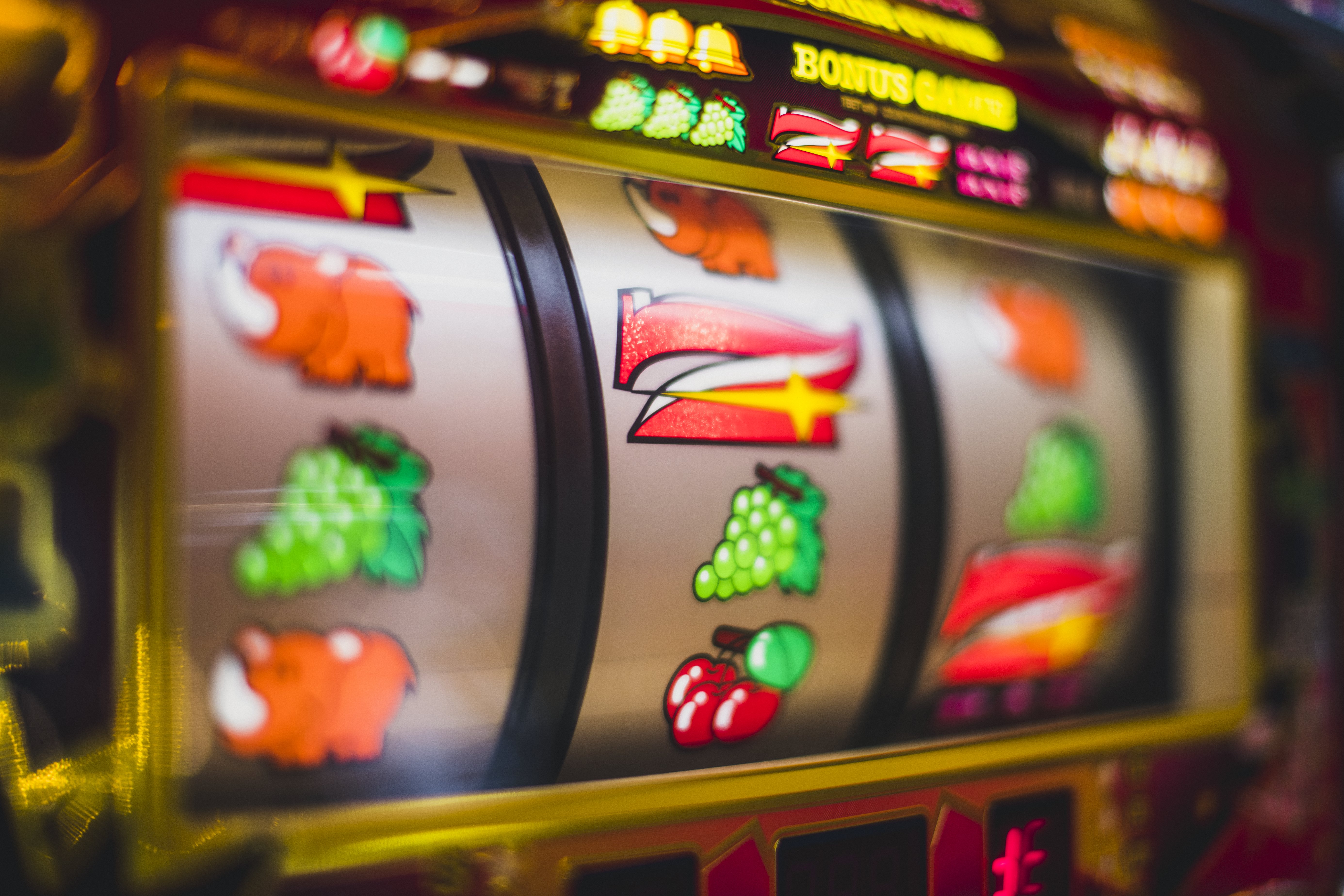 Interface multi-window britamabet dengan pasar UFC dan meja live dealer roulette terlihat bersamaan